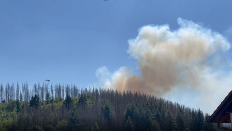 Ein Hubschrauber bringt Wasser, um einen Brand bei Haiger-Niederroßbach zu löschen.