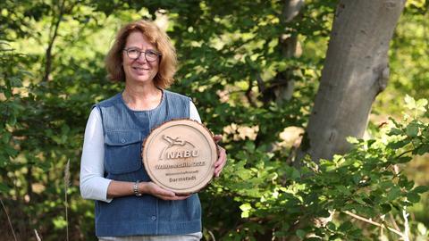 Anke Bosch, Leiterin des Grünflächenamts Darmstadt, mit der NABU-Waldmedaille