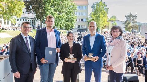 Walter-Lübcke-Demokratie-Preis 2022 für Katrin Eigendorf und Walter-Lübcke-Schule