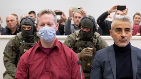 Stephan Ernst (vorn, l) sitzt neben seinem Anwalt Mustafa Kaplan (r) vor maskierten SEK-Beamten in einer Sitzung im Lübcke-Untersuchungsausschuss des hessischen Landtags.