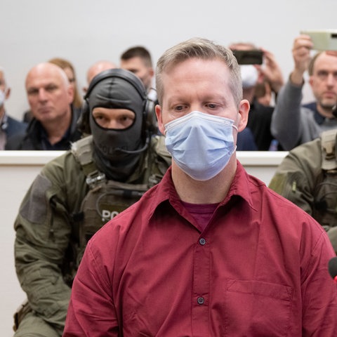 Stephan Ernst (vorn, l) sitzt neben seinem Anwalt Mustafa Kaplan (r) vor maskierten SEK-Beamten in einer Sitzung im Lübcke-Untersuchungsausschuss des hessischen Landtags.