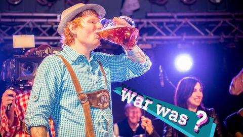 Ed Sheeran mit Lederhosen und Seppelhose und einer Maß Bier beim Oktoberfest in Franfurt