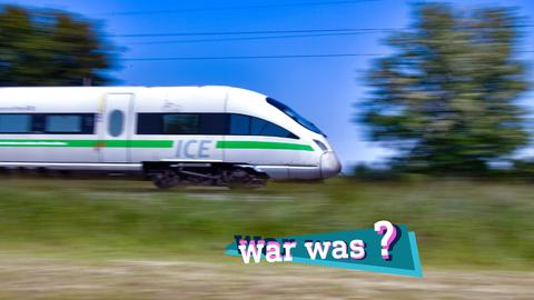 Foto eines schnell fahrenden ICE-Zuges. Auf dem Bild eine kleine, farbige Grafik mit dem Schriftzug "war was?".