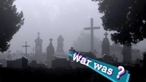 Foto von einem Friedhof, der im Nebel liegt. Auf dem Bild eine kleine, farbige Grafik mit dem Schriftzug "war was?".