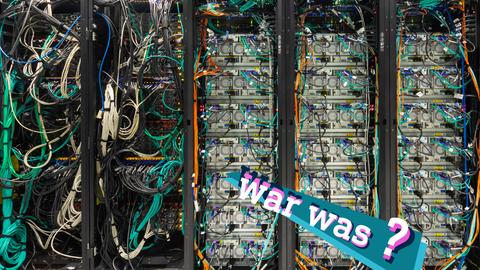 Foto eines Riesenrechners mit sehr vielen farbigen Kabeln. Auf dem Bild eine kleine, farbige Grafik mit dem Schriftzug "war was?".