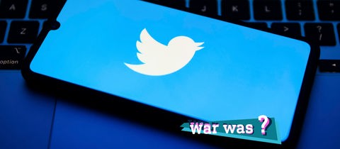 Foto von einem Smartphone, auf dessen Screen blau das Twitterlogo leuchtet. Auf dem Bild eine kleine, farbige Grafik mit dem Schriftzug "war was?".
