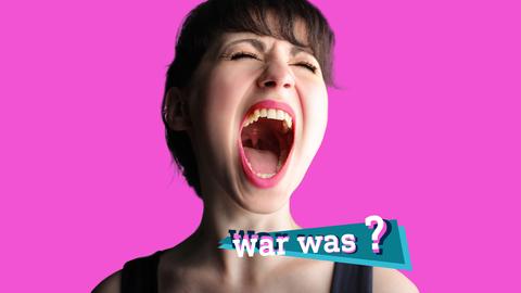 Kopf einer Frau (Foto), die den Mund weit aufreißt, auf pinkfarbenem Hintergrund. Auf dem Bild eine kleine, farbige Grafik mit dem Schriftzug "war was?".