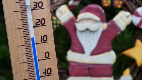 Ein Thermometer neben einem Weihnachtsmann zeigt 14 Grad
