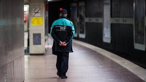 Archivfoto: Ein VGF-Mitarbeiter geht über den leeren U-Bahnsteig im Hauptbahnhof. 