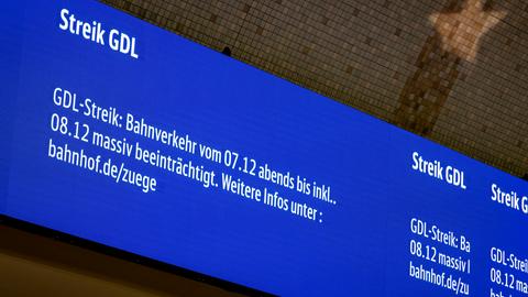 Eine Tafel informiert über den Warnstreik von Donnerstagabend bis Freitagabend.