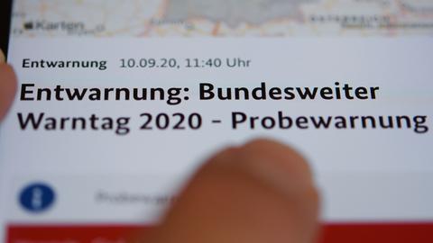 Auf dem Display eines Smartphones mit der geöffneten Katastrophenwarnungsapp "NINA" steht die Information "Entwarnung Bundesweiter Warntag 2020 - Probewarnung".