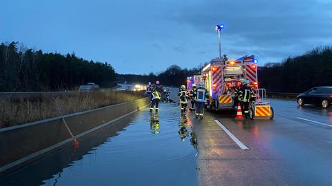 Die A7 wurde durch starken Regen überflutet.