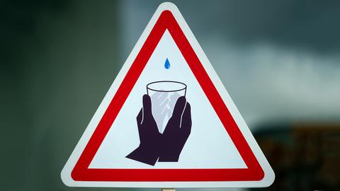 Ein symbolisches Schild, welches das Thema Wasserknappheit illustrieren soll.