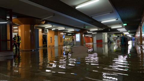 Wassermassen im Frankfurter Südbahnhof