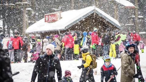Wintersportler drängen sich morgens am Kinderlift und der Skischule auf der 950 Meter hohen Wasserkuppe.