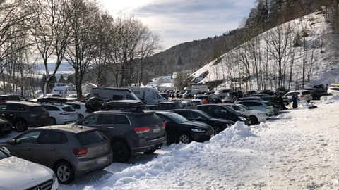 Zugeparkter, verschneiter Parkplatz an der Wasserkuppe