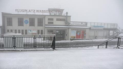 Schnee am Flugplatz auf der Wasserkuppe