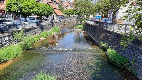 Bach mit niedrigem Wasserstand