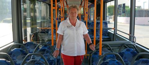 Busfahrerin Annemarie Weber steht in ihrem Bus.