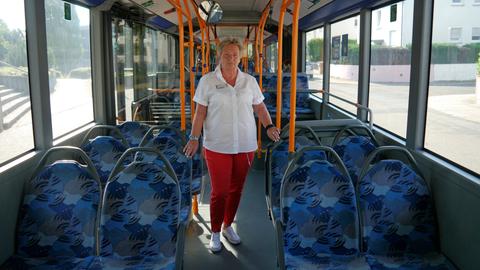 Busfahrerin Annemarie Weber steht in ihrem Bus.