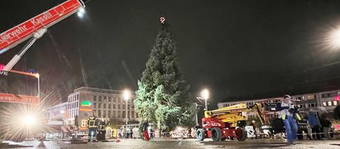 Weihnachtsbaum in Kassel - bei Dunkelheit und Regen 