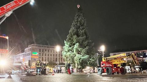 Weihnachtsbaum in Kassel - bei Dunkelheit und Regen 