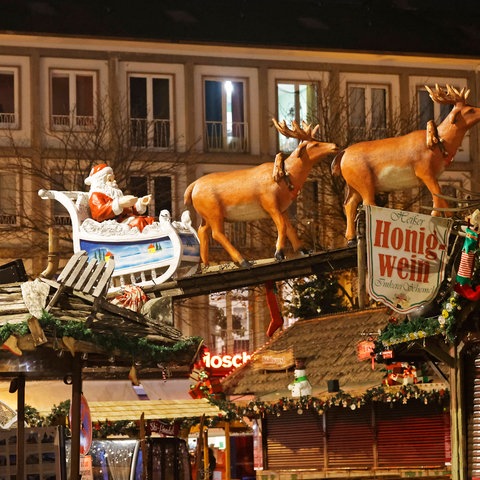Crepes-Stand, Bude, Deko Weihnachtsmann mit Rentieren