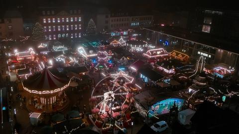 Weihnachtsmarktstände und Beleuchtung in Hanau von oben
