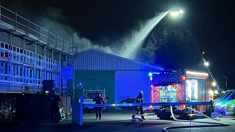 Feuerwehrleute im Einsatz an einer Lagerhalle in Wiesbaden