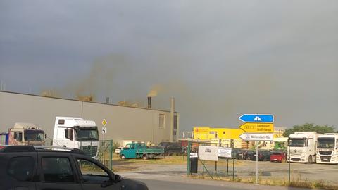 Gelber Rauch steigt aus Industriegebäude