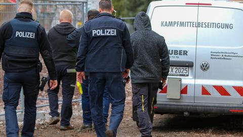Polizei und Kampfmittelräumdienst am Fundort der Weltkriegsbombe in Hanau-Nordwest