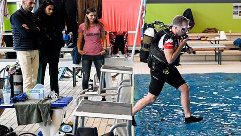 Dirk Leonhardt springt mit einer Sauerstoffflasche auf dem Rücken in ein Schwimmbecken, um an einem Weltrekordversuch im Unterwasser-Radeln teilzunehmen.