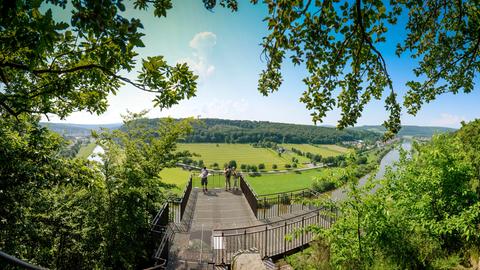 Blick vom Weser-Skywalk auf das Obere Wesertal, aufgenommen in der Nähe von Bad Karlshafen