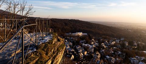 Blick von Berg ins sonnig-neblige Tal