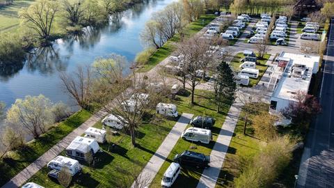 Wohnwagen und Wohnmobile stehen an dem Fluss Fulda auf dem Campingplatz Kassel. Der Campingplatz in Kassel ist derzeit rappelvoll. (Aufnahme mit einer Drohne)