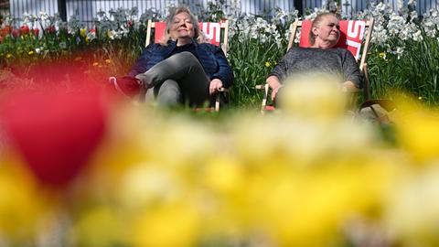 Silvia Schlosser und Manuela Ullrich aus Fulda genießen beim Besuch der Landesgartenschau die Sonne.