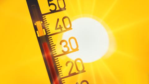 Thermometer bei über 30 Grad Celsius vor der Sonne