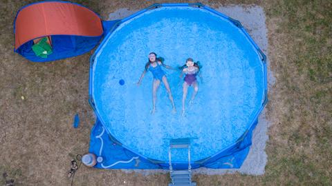 Ein Pool im Garten mit zwei Kindern im Wasser