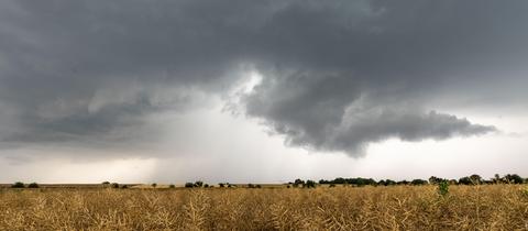 Dunkle Wolken am Himmel: