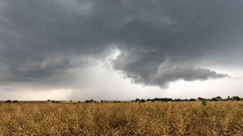 Dunkle Wolken am Himmel: