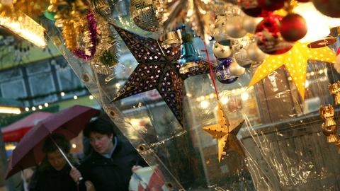Frauen mit Regenschirm in der Kasseler Innenstadt zwischen Weihnachtsdekoration