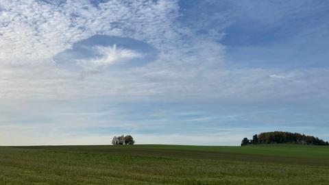 "Wolkenlöcher" am Himmel zwischen den Korbacher Ortsteilen Nordenbeck und Goldhausen in Nordhessen (Waldeck-Frankenberg).