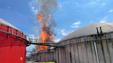 Flammen schlagen meterhoch aus einem Behälter der Biogasanlage am Bioenergiezentrum Altenstadt (Wetterau).