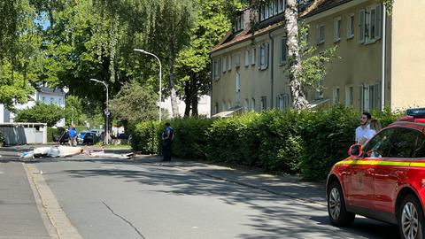 Das abgestürzte Leichtflugzeug an der Unfallstelle.