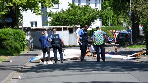 Das abgestürzte Leichtflugzeug an der Unfallstelle.