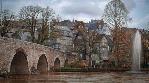 Blick auf eine Altstadt mit einer Brücke über einen Fluss