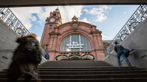 Der Wiesbaden Hauptbahnhof aus einer Unterführung heraus fotografiert.