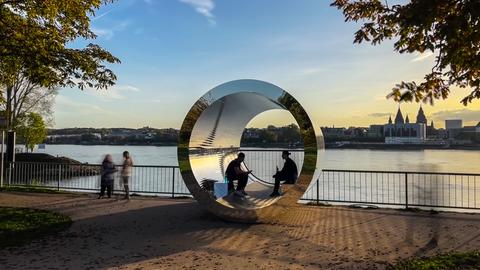 Die röhrenförmige Skulptur "Pixelröhre" am Rheinufer des Wiesbadener Stadtteils Kastel im Licht der herbstlichen Abendsonne.