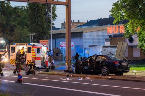 Unfallstelle in Wiesbaden an einer Verkehrsinsel