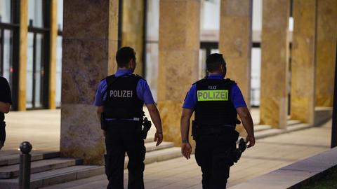 Zwei Polizisten in Wiesbaden